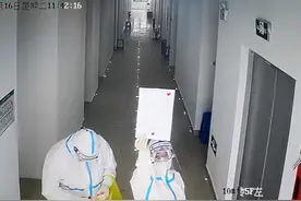 她在监控前 举起一张“废纸”图片