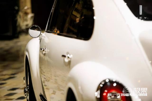 全球经典「老爷车」复活！配3块大屏科技感满满，20多万你买吗？