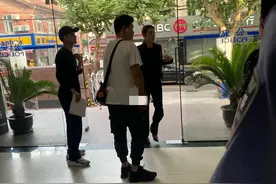 33岁张雨绮拍戏抱娃好熟练，黑色西装尽显霸气，网友：太瘦了图片