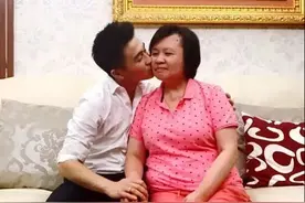 何猷君保姆买彩票中了3000万，揭赌王子女对保姆如同亲妈图片