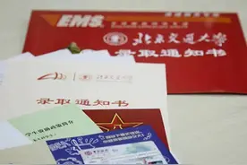 大一新生：大学为何给学生发银行卡？有3点原因，学长：用处很大图片