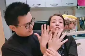 姚威有三个妈妈，谁对他好？太容易区分：看姚威的笑容就知道图片