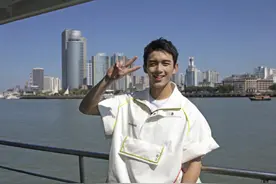 梦幻联动！吴磊再遇骑行大哥，被叫小老弟也心甘情愿图片