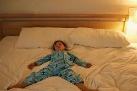 宝宝睡觉满床乱滚，这是一种“危险信号”，宝妈千万别大意图片