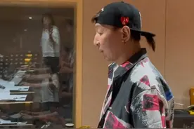 45岁陈羽凡退圈开录音棚，身材发福打扮时髦，身后白富美网红抢镜图片