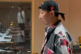45岁陈羽凡退圈开录音棚，身材发福打扮时髦，身后白富美网红抢镜图片