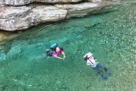 夹缝岩青山碧水，峡奇水美，这条“玻璃河”，被称为贵州第一水。图片