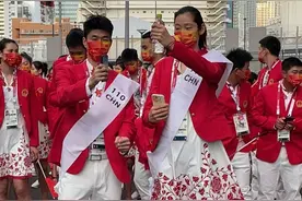 东京奥运会开幕，中国队入场，朱婷穿国花牡丹图案裙子抢镜图片