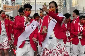 东京奥运会开幕，中国队入场，朱婷穿国花牡丹图案裙子抢镜图片