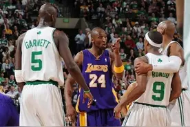 什么叫江湖地位？邓肯让奥胖起身击掌，远古大神让乔丹秒变乖小孩图片