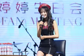 黄婷婷头上戴着一顶红色贝雷帽，帅气与可爱并存图片