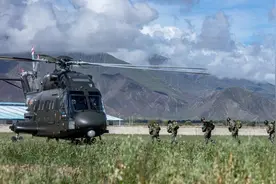 高清大图！西藏特战官兵高原伞降训练图片