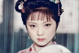 薛宝钗就是瘟神厉鬼，贾府倒霉就从薛宝钗进府开始！不信看这几处图片