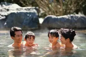 22岁姐姐给6岁弟弟洗澡，被男友质疑家教有问题，网友：分手吧图片