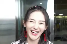 谢娜张杰接孩子放学，三岁双胞胎正面曝光，一个像爸另一个像妈图片