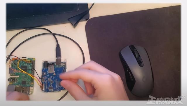 腾讯都检测不出的外挂？神壕花43万开挂，穷人一个贴纸解决？