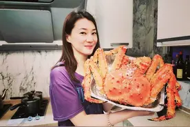 43岁港姐再婚富豪，住6亿豪宅与赌王家族是邻居，花园能踢足球图片
