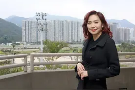 她是「励志女王」，人美歌甜曾红遍全国，如今转型成商界女强人图片