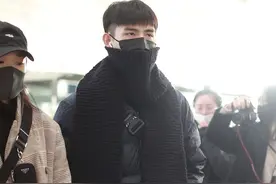 有点帅！陈飞宇穿面包服搭牛仔裤很是接地气，校园男生气质佳图片