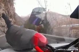 看着都疼！陕西男子驾摩托车山路上逆向行驶，迎面怼上对面轿车图片