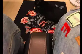 黑猫趴在黑色的毯子上面，主人差点就踩到它，猫：换个地毯好吗？图片