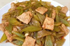 大厨分享莴笋炒肉的简单做法，清脆爽口，在家几分钟就搞定视频封面