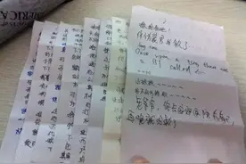 小学生上课传纸条被老师抓个正着，看到内容后老师笑了：人小鬼大图片