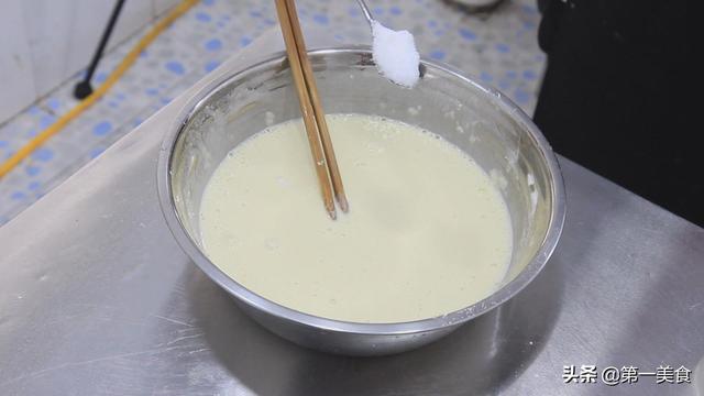 一盆面粉，两个鸡蛋，搅一搅，快速做出鸡蛋煎饼，柔软鲜香