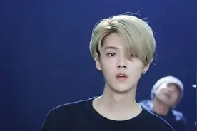 鹿晗为了发型狂打发胶，油光可鉴，网友：这是苍蝇都站不上去图片