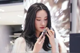 刘丁菡蓝纱礼服，优雅明艳动人图片