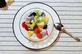 自制夏日饮品，水果、西米跟酸奶搅拌，酸甜可口，在外面买不到图片