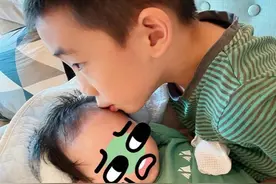 应采儿晒2儿合照，Jasper又抱又亲弟弟图片