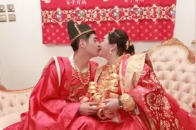 有种壕叫赌王四太嫁女儿，穿金丝绣衣戴帝王级翡翠，风头盖过女儿图片