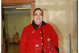 何超雄，发福、长相似男人，却活出赌王其他子女都没有的人情味图片