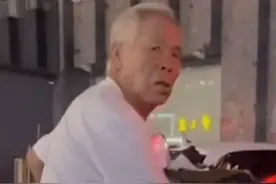 河北一父亲偷捡垃圾被女儿开车看到，尴尬的辩解：我就想捡个袋子图片