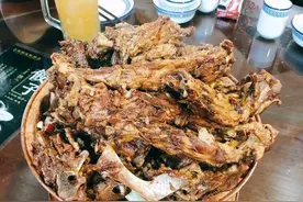 天津这家30年清真老店，羊蝎子是一绝，但啤酒才是人们专程去的图片