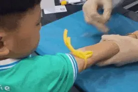 “硬核”宝宝抽血，自己上手神操作，妈妈吓得手机都扔了图片