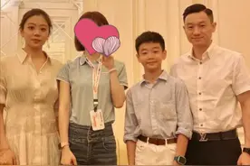 奥运冠军杨威全家罕见现身，11岁儿子身高快赶上老爸，妈妈不见老图片