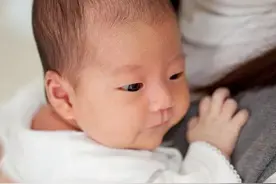 “过来人”照顾婴儿，有很多“传统误区”，新手爸妈别被带偏图片