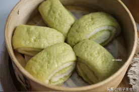 教你做不一样的双色馒头，加了菠菜和牛奶，香甜松软，一顿吃5个图片