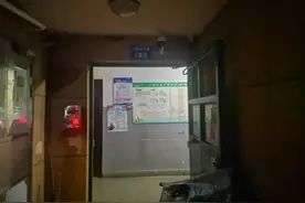“经过吸粪车时，他停了一秒”图片