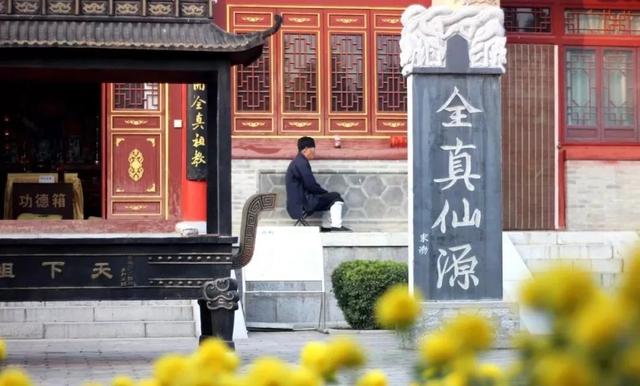 揭开东华帝君真面目：正妻是王母，没娶凤九，化身调戏花仙子