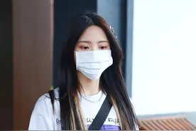 组图：杨超越穿健美裤秀长腿 挑染黄发走路带风活力元气图片