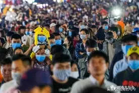 越南劳动节长假人们纷纷返乡出游，旅游地人满为患，有人不戴口罩图片