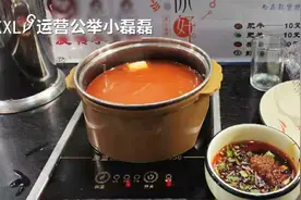 火锅店出新套路！半裸肌肉男，美女现场热舞博流量，真香？图片