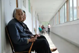 “不带孙子，养老靠自己，俺后悔了”，不靠子女的老人结局如何？图片