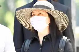 孟晚舟亮相好“时髦”，蓝色西装配遮阳帽，走路插兜谈笑风生图片