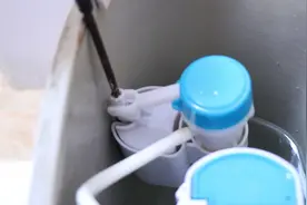 马桶冲水无力冲水少？拧一拧水箱里的小机关，轻松解决烦恼，真棒图片