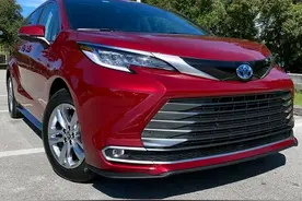 新款丰田塞纳完成“逆袭”，2.5混动+七座，外观比埃尔法帅气图片