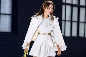 应采儿的衣品太好，穿白色连衣配高跟鞋，这气场一点都不输给超模图片